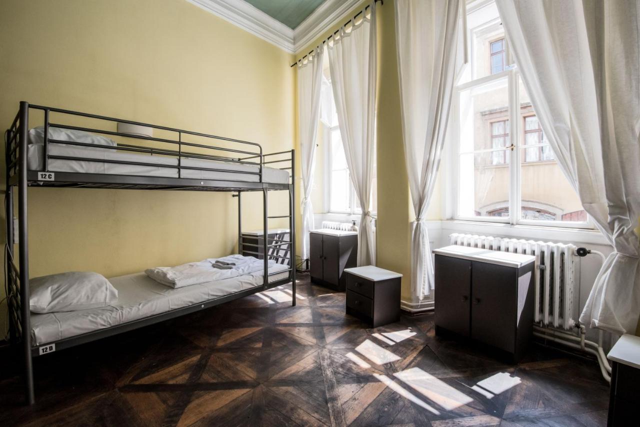 Charles Bridge & Hostel Praag
