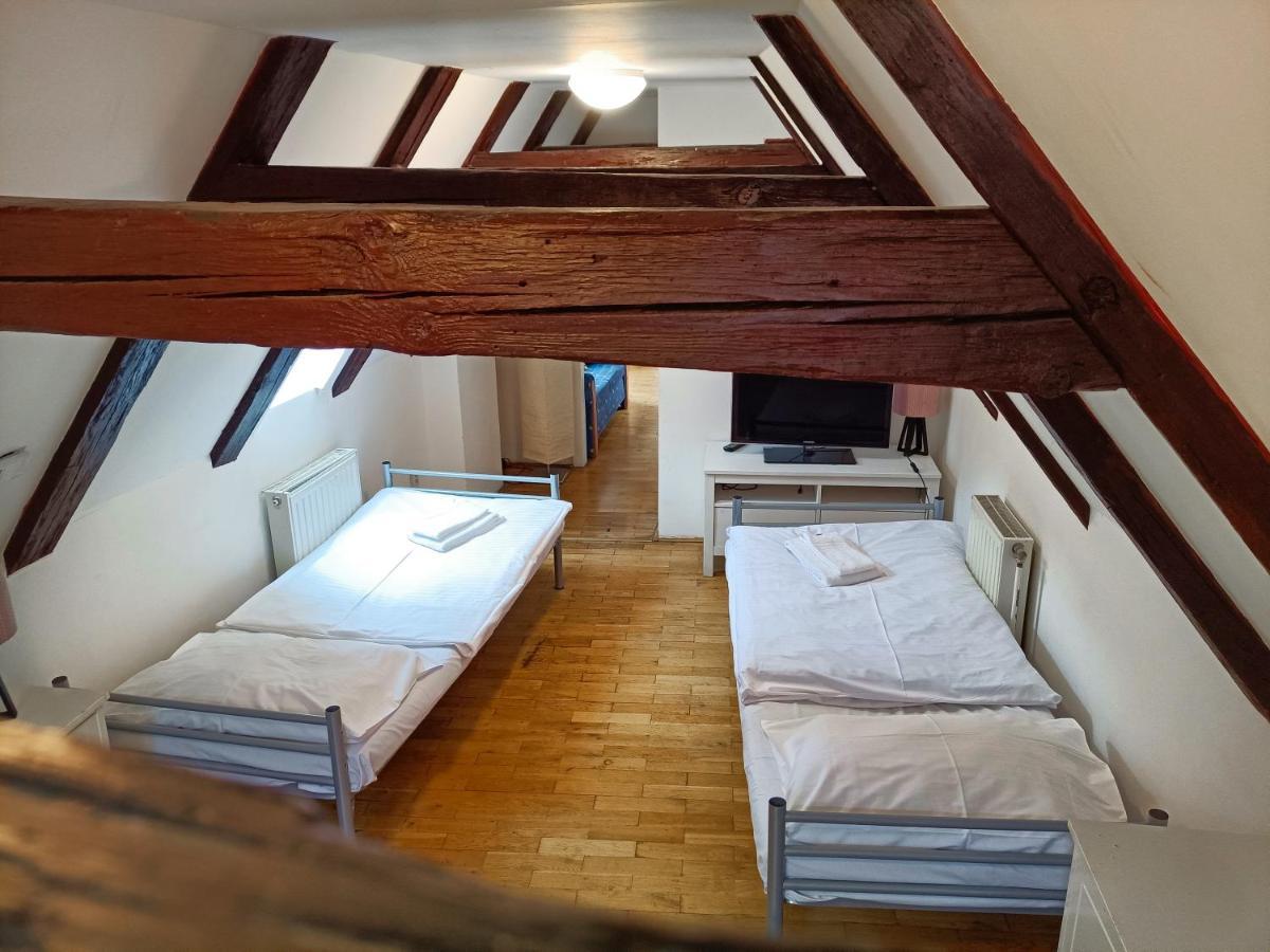 Charles Bridge & Hostel Praag